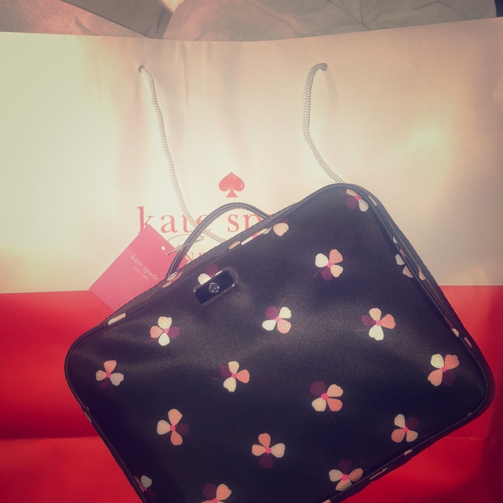♠️ ✈️ 👄 • 🔴 ♠️ KATE SPADE 🔴♠️• 1st Class Vibes… - Picture 2 of 5